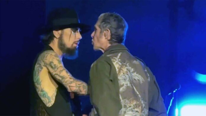 Imagen de la agresión de Perry Farrell a Dave Navarro de Jane's Addiction